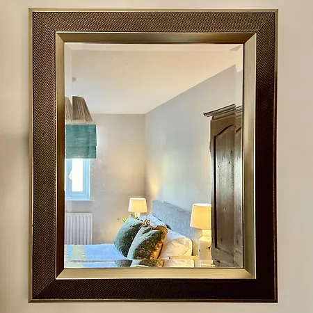 Fewster With Free Parking Apartment